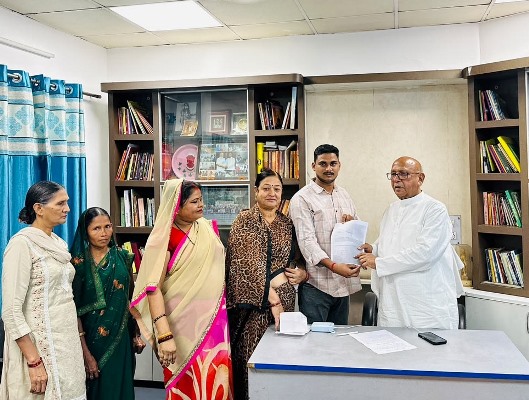 Jamshedpur : पेयजलापूर्ति हेतु सरयू राय से मिले जोजोबेड़ा के निवासी, जलापूर्ति बहाल करवाने की मांग की 