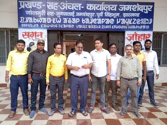 Jamshedpur : राजस्व कर्मचारी लक्ष्मीकांत मुंडा की हत्या से आक्रोश, राज्यव्यापी पेन डाउन हड़ताल पर रहे राजस्व कर्मचारी