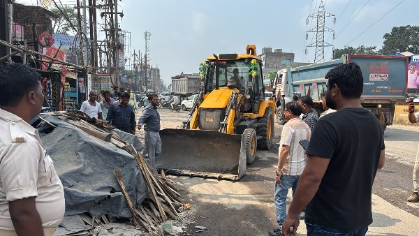 Jamshedpur : राष्ट्रीय राजमार्ग पर अतिक्रमण एवं अवैध पार्किंग के विरुद्ध चला अभियान, 23 वाहन चालकों से एक लाख से ज्यादा जुर्माना वसूला गया