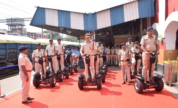 Kharagpur : खड़गपुर स्टेशन पर अब सेगवे से गश्त करेंगे आरपीएफ जवान, सुरक्षा व्यवस्था होगी और मजबूत