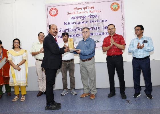 Kharagpur : खड़गपुर मंडल के 45 रेल अधिकारियों – कर्मचारियों को सेवानिवृत्त के बाद दी गई ससम्मान विदाई