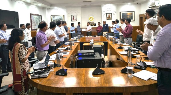 Kharagpur : ट्रैक मेंटेनर की मुस्तैदी से टला बड़ा रेल हादसा, डीआरएम ने किया सम्मानित