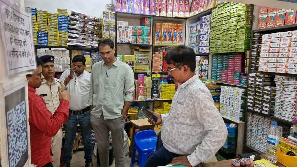 Jamshedpur : कुदादा में बिना लाइसेंस चल रही पटाखा दुकानों पर प्रशासन का शिकंजा, दो दुकानें सील