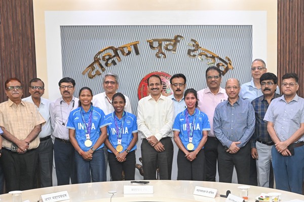 Kolkata : एशियाई खेलों में भारतीय महिला हॉकी टीम की बेहतर उपलब्धि पर सलीमा टेटे, निक्की प्रधान व दीपिका सोरेंग सम्मानित