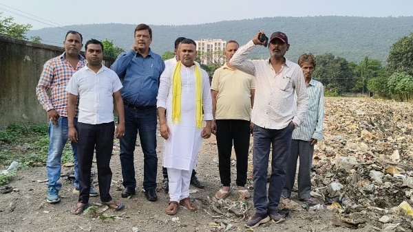 Jamshedpur : डिमना में कचरा डंपिंग यार्ड से लोग परेशान, दुर्गंध से जीना मुहाल; स्थानीय लोगों ने बंद कराया प्रवेश द्वार