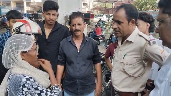 Jamshedpur : मानगो पुल से बच्चे के साथ नदी में कूदने का महिला ने किया प्रयास, राहगीरों ने बचाया