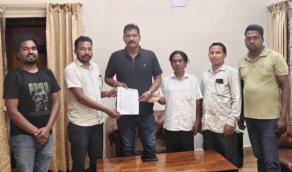 Chaibasa : विधायक सोनाराम सिंकु से मिला मानकी-मुंडा संघ का प्रतिनिधिमंडल, क्षेत्रीय भाषा एवं पारंपरिक स्वशासन पर आयोजित कार्यशाला में किया आमंत्रित