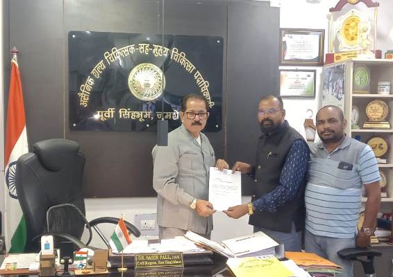 Jadugora : मानपुर उप स्वास्थ्य केंद्र में 24 घंटे डॉक्टर की तैनाती की मांग, पूर्व मुखिया सीताराम हांसदा ने सिविल सर्जन को सौंपा ज्ञापन