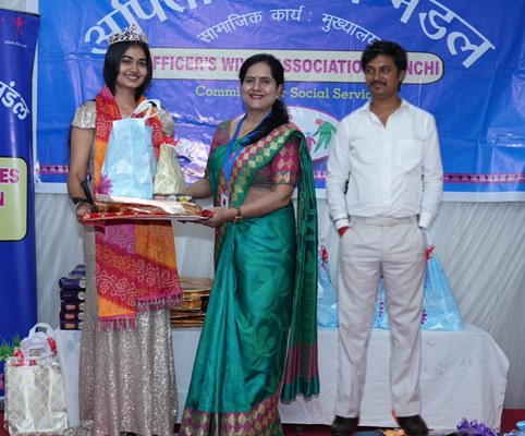 Muri : अर्पिता महिला मंडल सीसीएल एवं महाबली एंटरटेनमेंट के संयुक्त तत्वावधान में सम्मान समारोह का आयोजन, रिया पाठक को मिला सम्मान
