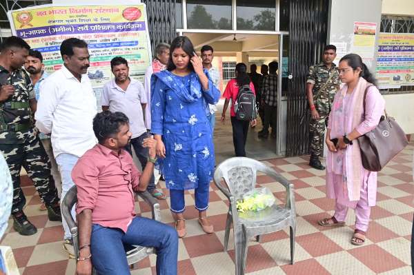 Potka: पोटका प्रखंड सह अंचल कार्यालय का विधायक संजीव सरदार ने किया औचक निरीक्षण, लेटलतीफ अधिकारियों-कर्मचारियों पर भड़के, मुख्य द्वार पर कुर्सी लगाकर घंटों बैठे