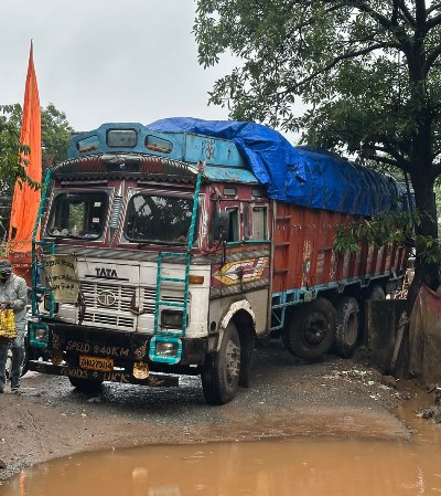 Potka : खाद्यान्न लदा ट्रक पुलिया के गार्डवाल से टकराया, छह घंटे जाम रही प्रखंड मुख्यालय जाने वाली सड़क