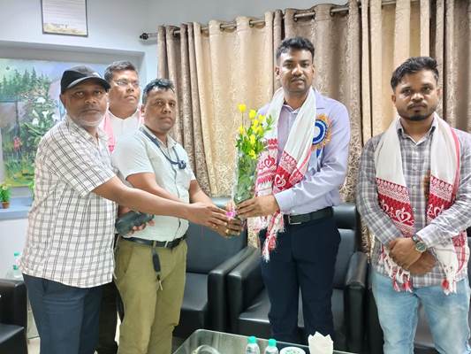 Jadugora : झारखंड पुलिस एसोसिएशन के अध्यक्ष राहुल मुर्मू पहुंचे नरवा पहाड़ क्लब भवन, एस टी कमिटी के किया भव्य स्वागत