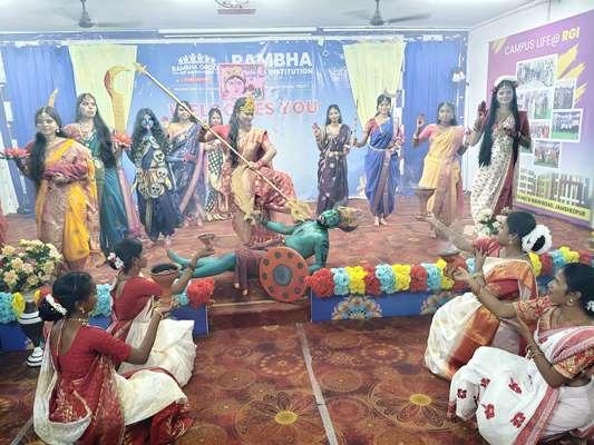 Jamshedpur : रंभा कॉलेज में दुर्गोत्सव का आयोजन, नव दुर्गा का रूप धर छात्राओं ने महिषासुर मर्दिनी का किया मंचन