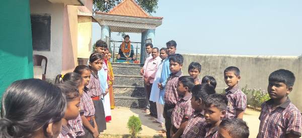 Bahragora : सरस्वती शिशु मंदिर रंगुनिया में मनाई गई स्व. सुभ्रकांति घोष की 26वीं जयंती