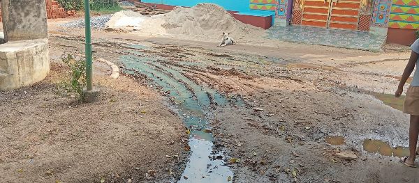 Bahragora : जल जमाव और कीचड़ से बदहाल हुई सालदोहा गांव की मुख्य सड़क, नाली न होने से ग्रामीणों का जीना हुआ मुहाल