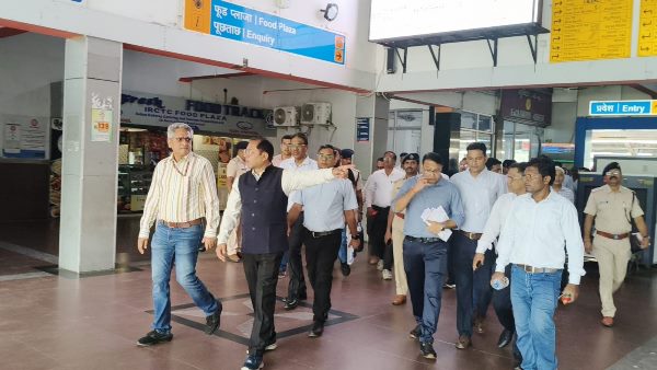Jamshedpur : टाटानगर स्टेशन के पुनर्विकास कार्य का एजीएम मनीष जैन ने लिया जायजा, दिसंबर 2028 तक पुनर्विकास पूरा करने का लक्ष्य, वंदे भारत कोचिंग डिपो और थर्ड लाइन योजना की भी समीक्षा