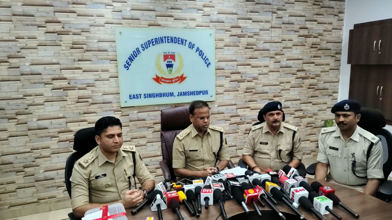 Jamshedpur : उडिपी रेस्टोरेंट गोलीकांड 8 अपराधी गिरफ्तार, दो पिस्टल और कारतूस बरामद; पुलिस से सर्विस रिवॉल्वर छीनकर भागने की कोशिश के दौरान हुई मुठभेड़