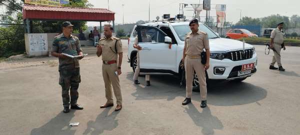 Jamshedpur : त्योहारों को लेकर जमशेदपुर पुलिस अलर्ट, SSP डॉ. एहतेशाम वकारिब ने चेकिंग प्वाइंटों का किया औचक निरीक्षण