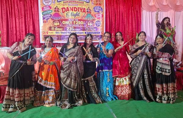 Jamshedpur : अखिल भारतीय मारवाड़ी महिला सम्मेलन के डांडिया नाइट में रंग-बिरंगे परिधानों में गरबा पर झूमीं महिलाएं