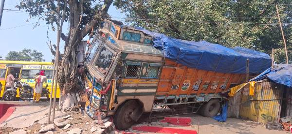 Jamshedpur : सुंदरनगर थाना से चंद कदमों की दूरी पर अनियंत्रित ट्रक फल दुकान में घुसा, बड़ा हादसा टला