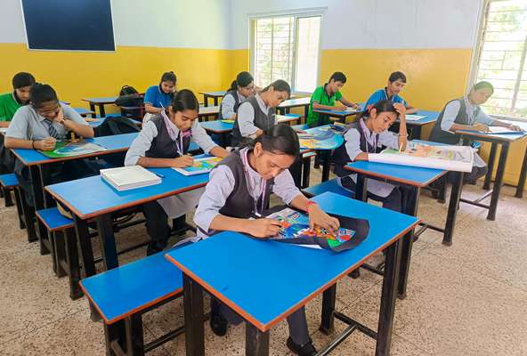 Chaibasa : टाटा डीएवी पब्लिक स्कूल नोवामुंडी में पोस्टर मेकिंग प्रतियोगिता का आयोजन
