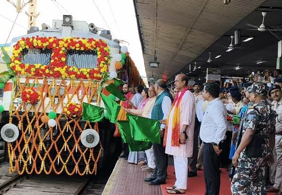 Jamshedpur : जमशेदपुर को रेलवे की बड़ी सौगात, टाटानगर से जयपुर के लिए नई ट्रेन रवाना, सांसद विद्युत वरण महतो ने टाटानगर में किया उद्घाटन