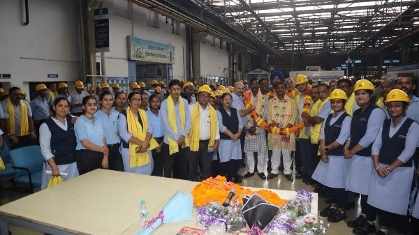Jamshedpur : बोनस से गदगद कर्मचारियों ने एचवीटीएल में किया अध्यक्ष व महामंत्री का स्वागत