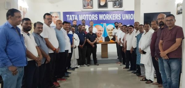 Jamshedpur : टाटा मोटर्स वर्कर्स यूनियन ने बापू व शास्त्री जी को जयंती पर दी श्रद्धांजलि